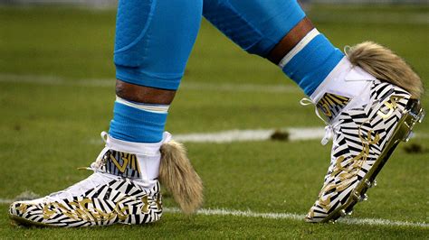 What Shoes Do Football Players Wear: A Dive into the World of Cleats and Beyond